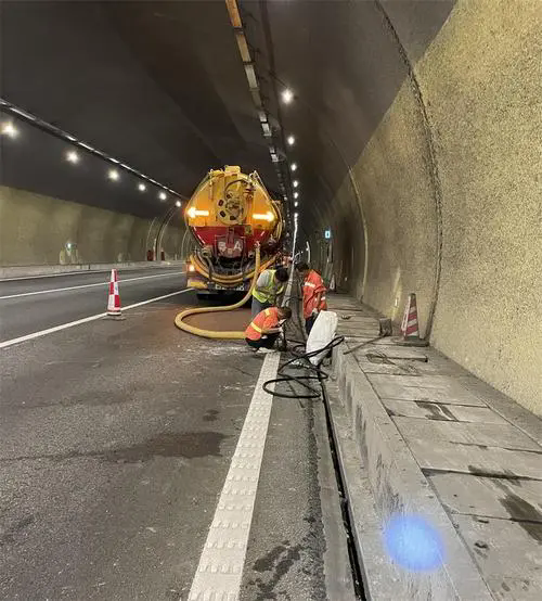 雨山隧道排水渠清淤